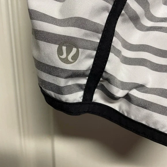 Lululemon Run Track Attack Short Women’s Twin Stripe Black Drawcord Waist Lined - Picture 7 of 7